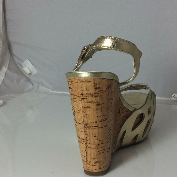 We are selling (5.5) BCBGENERATION shoes - Picture 4 of 4